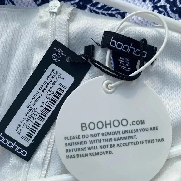 Boohoo Angel Sleeves Wrap Dress - Plus Size 26 - Mini- White Great Condition - Picture 11 of 11